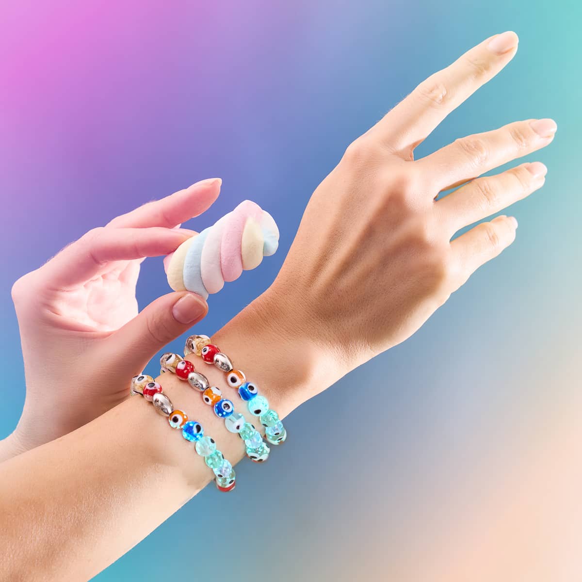 NOGUのの虹色Firefly Glassイービルアイブレスレットを三つつけています